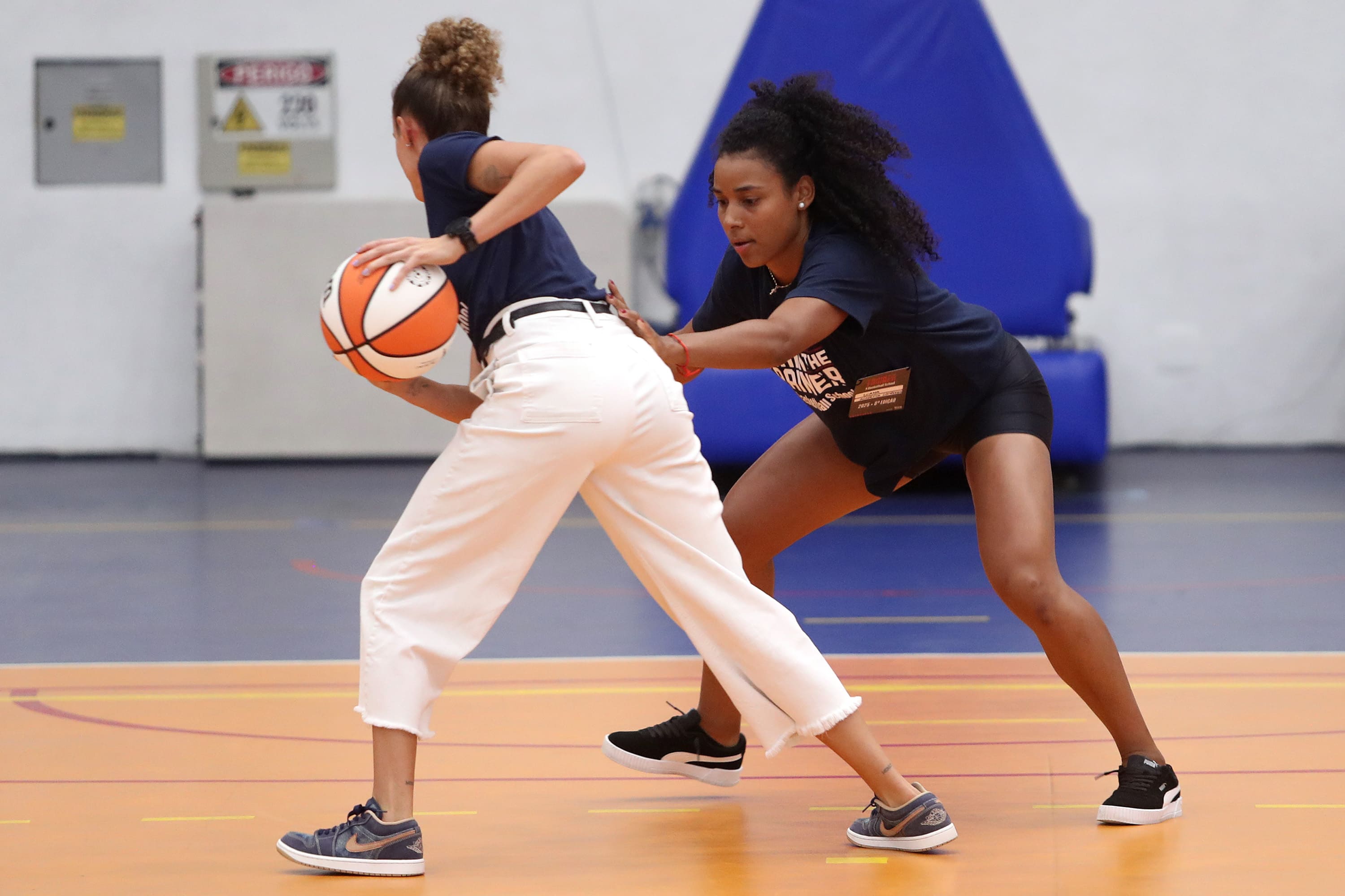 Atividade em quadra durante evento do NBA Basketball School